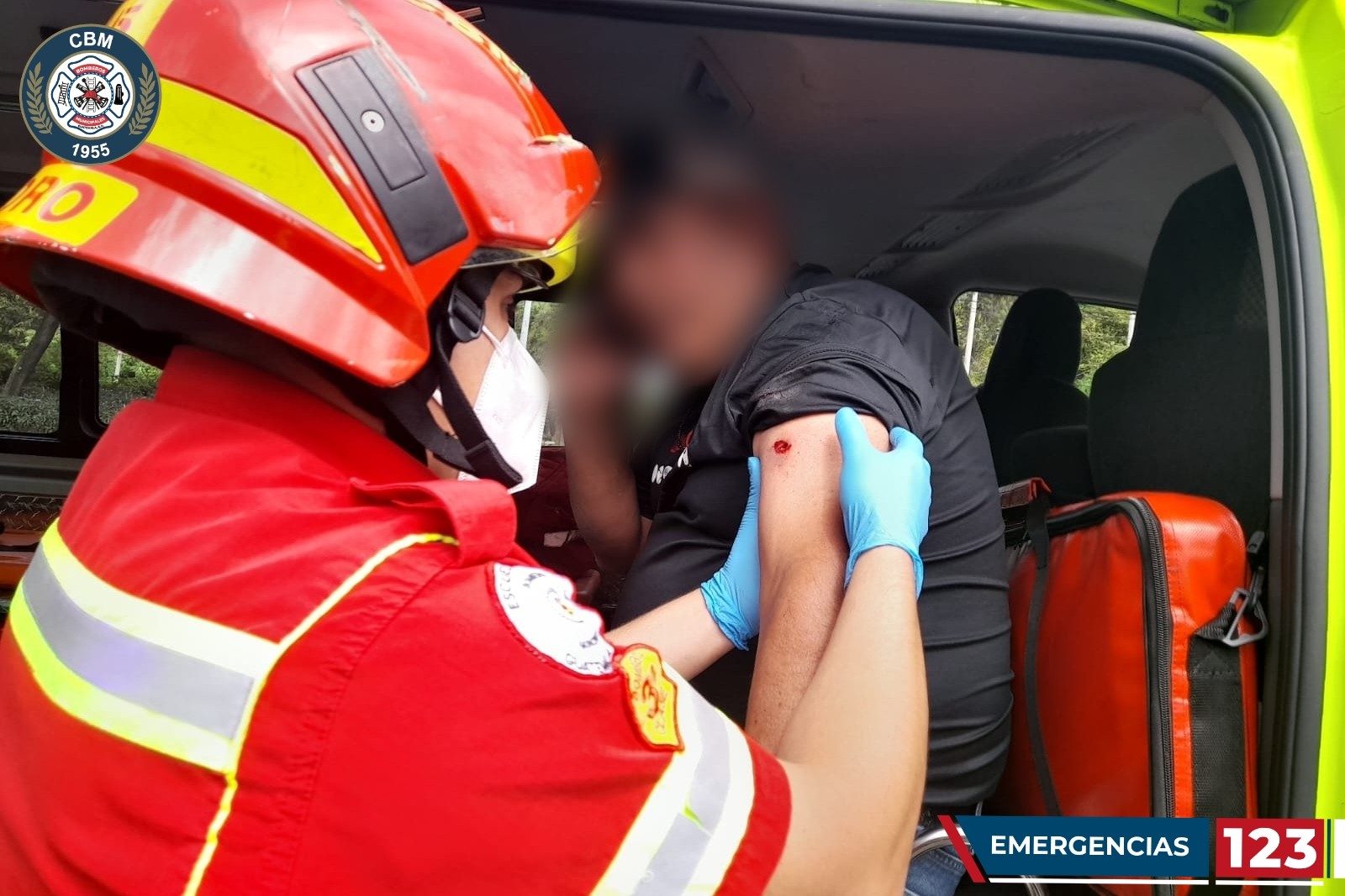 Atienden a un pasajero herido de bala del autobús. / Foto: CBM