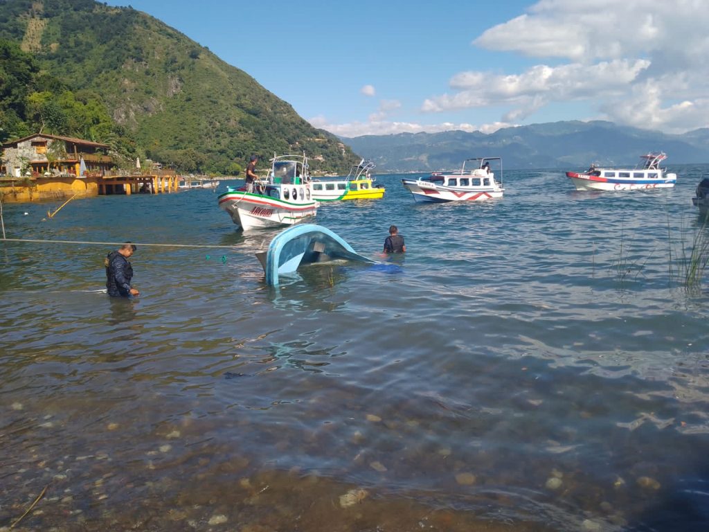 Lancha naufraga por el viento fuerte en el lago de Atitlán. / Foto: Ejército