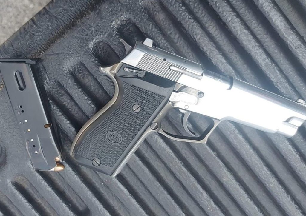 Jai,ro Samuel Morales, supuesto robamotos, usaba esta pistola. / Foto: PNC