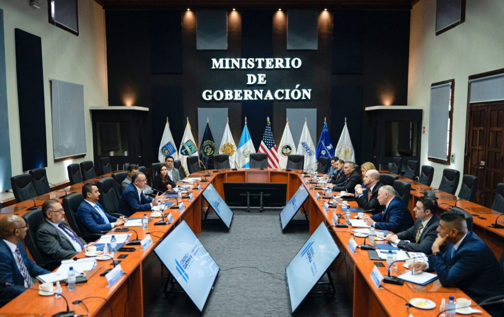 Guatemala y Estados Unidos abordan migraciÃ³n irregular