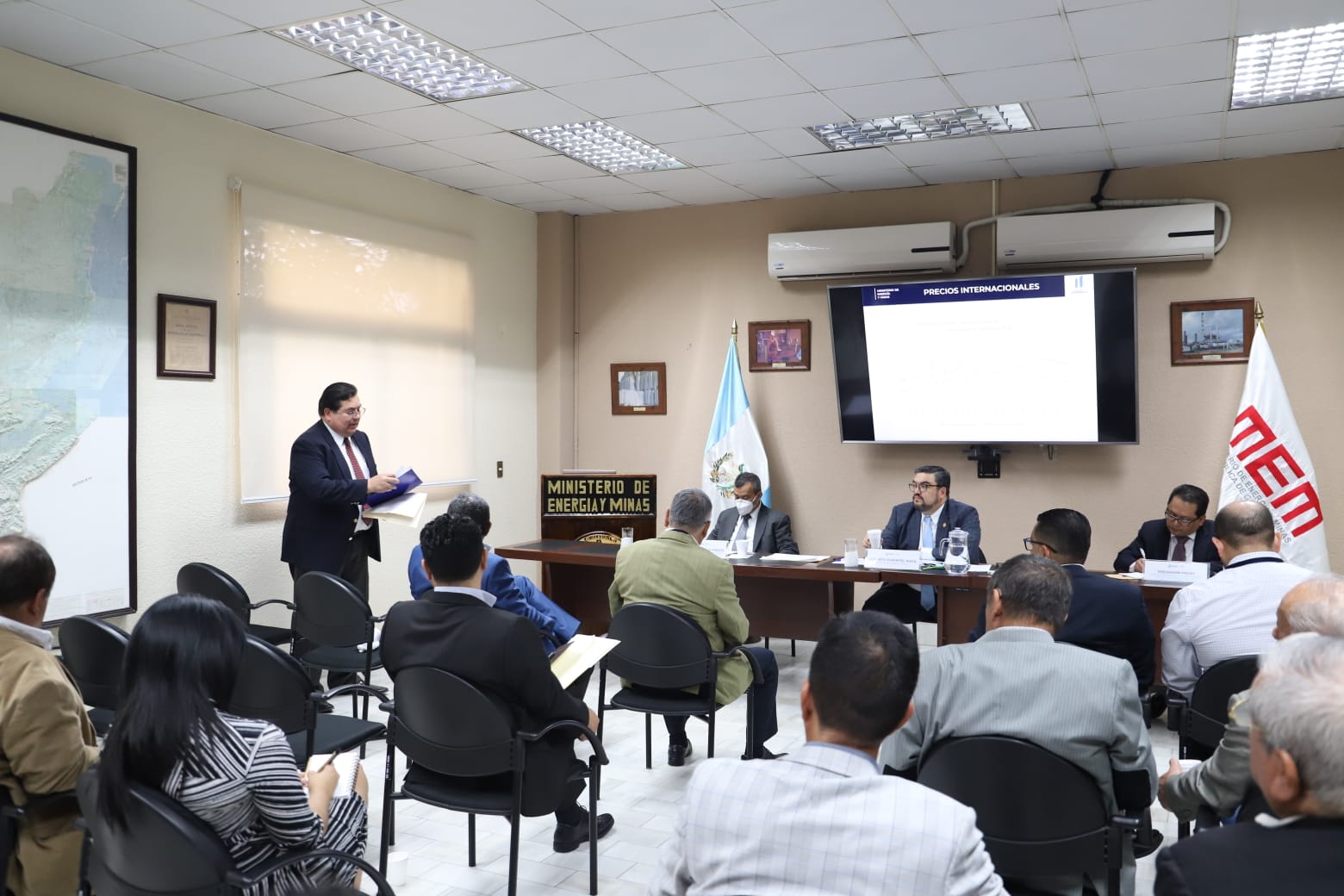 reunión de transportistas y autoridades del MInisterio de Energía y Minas