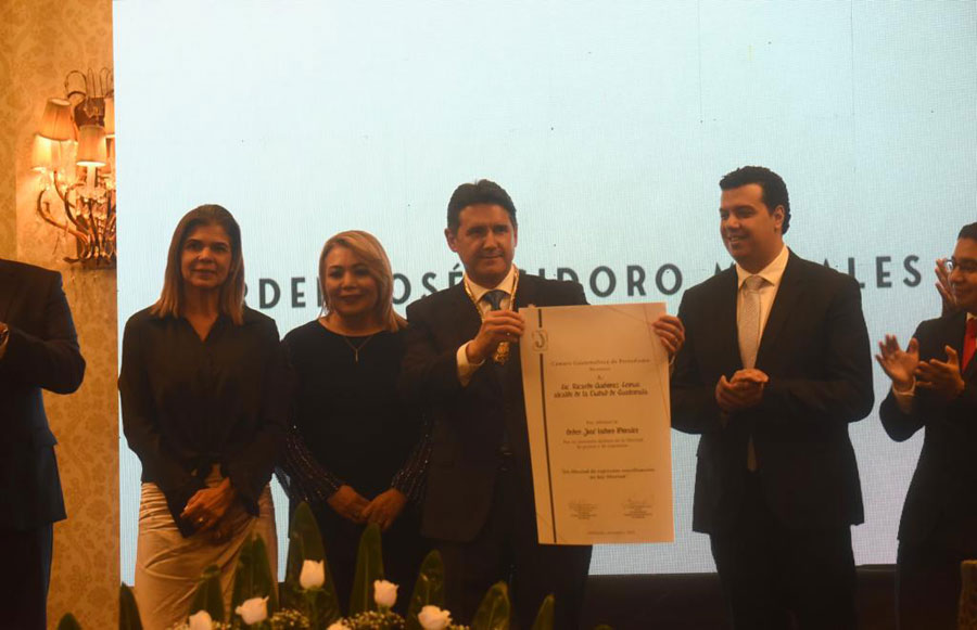 Alcalde Ricardo Quiñónez recibe reconocimiento de la Cámara Guatemalteca de Periodismo