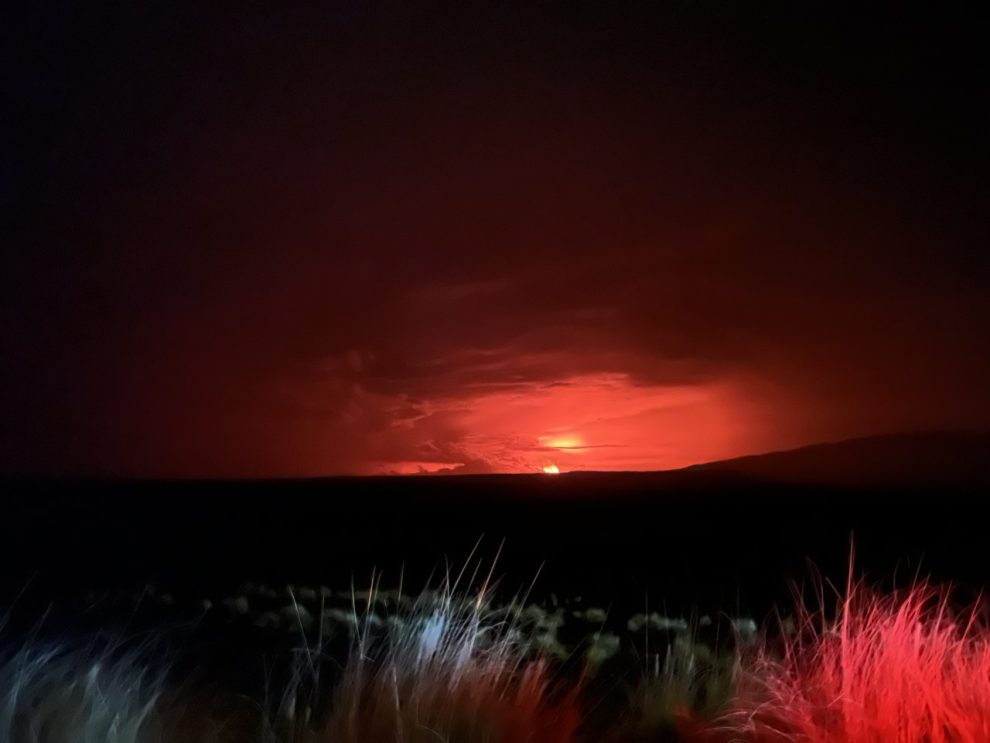 Volcán Mauna Loa entra en erupción en Hawái