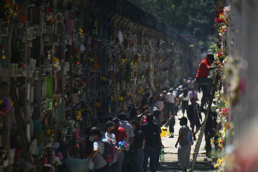 Guatemaltecos visitan el Cementerio General en el Día de Todos los Santos