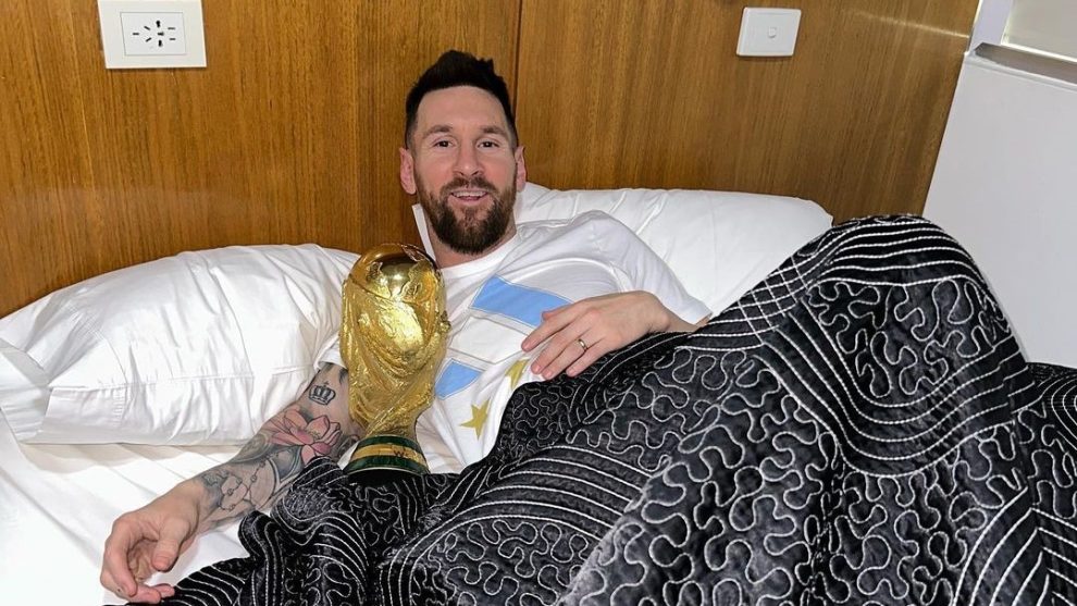 Messi Se Vuelve Tendencia Luego De Amanecer Con La Copa Del Mundo 1078