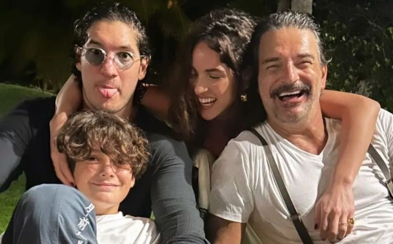 Hijos De Ricardo Arjona Regalan Juguetes A Niños De Escasos Recursos