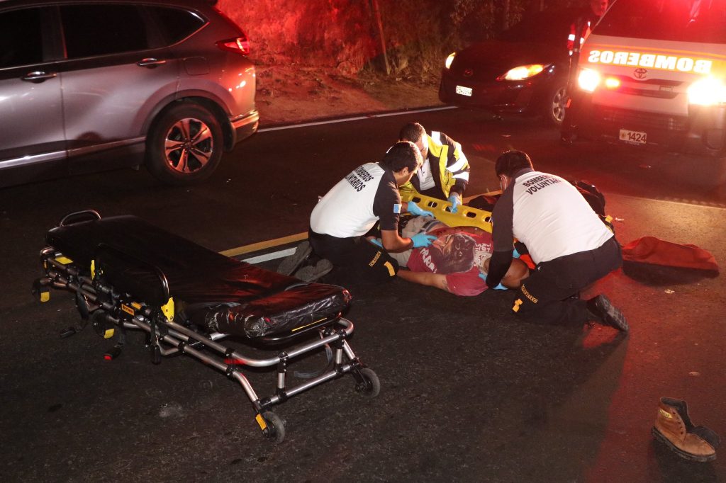 Bomberos Voluntarios auxiliaon a dos hombres en la zona 5 luego de un accidente en motocicleta. / Foto: CVB