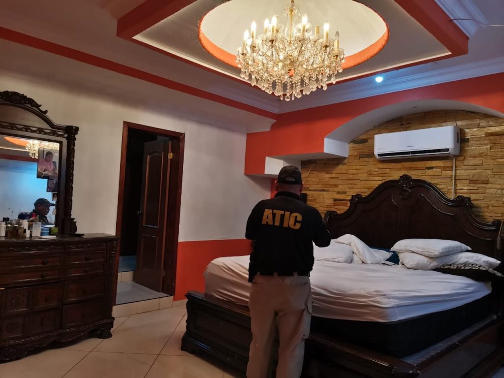 Allanamientos en casas de lujo en Honduras, presuntamente propiedad de narcotraficantes.