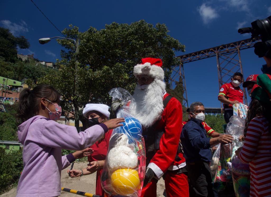 bombero vestido de Santa Claus desciende del puente Las Vacas