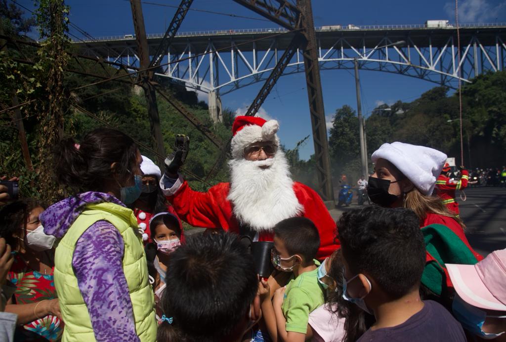 bombero vestido de Santa Claus desciende del puente Las Vacas