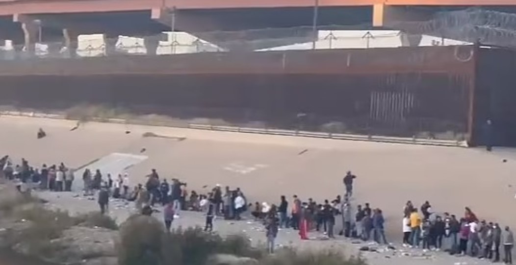 caravana de migrantes se entrega a la Patrulla Fronteriza