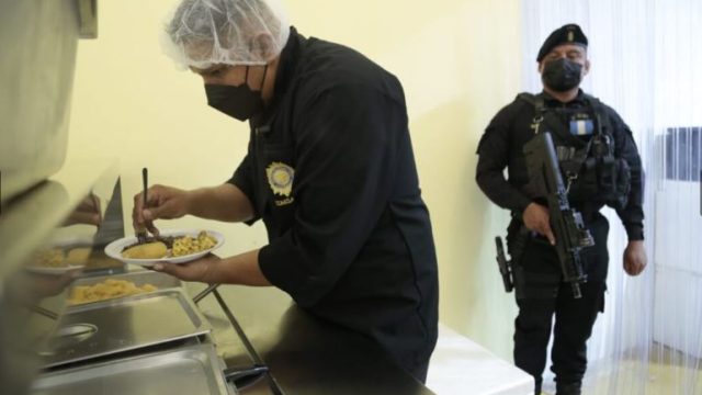 Preparación de alimentos en comedor policial. / Foto: Mingob