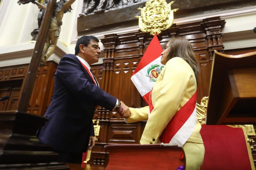 Dina Boluarte asume como presidenta de Perú