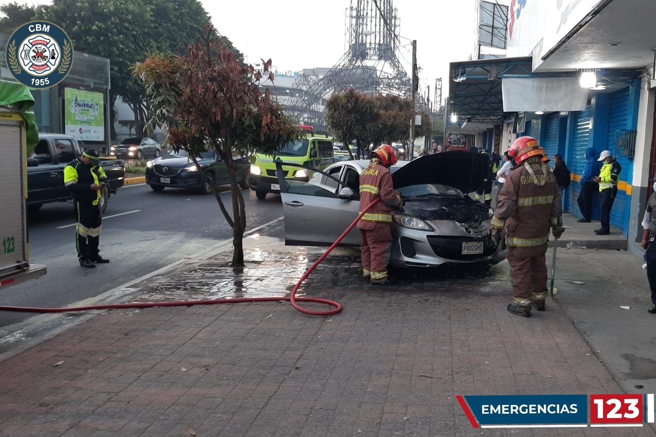 Se incendia vehículo en la zona 9