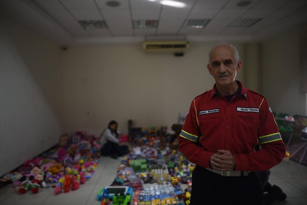 Mayor de Bomberos Municipales, Héctor Chacón, prepara entrega de juguetes