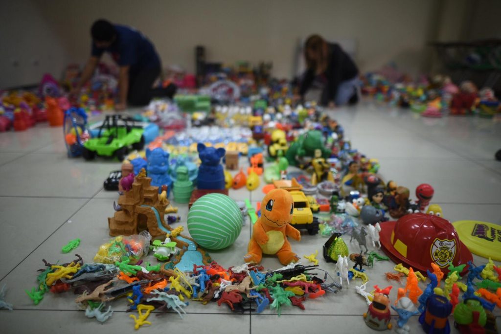 Mayor de Bomberos Municipales, Héctor Chacón, prepara entrega de juguetes