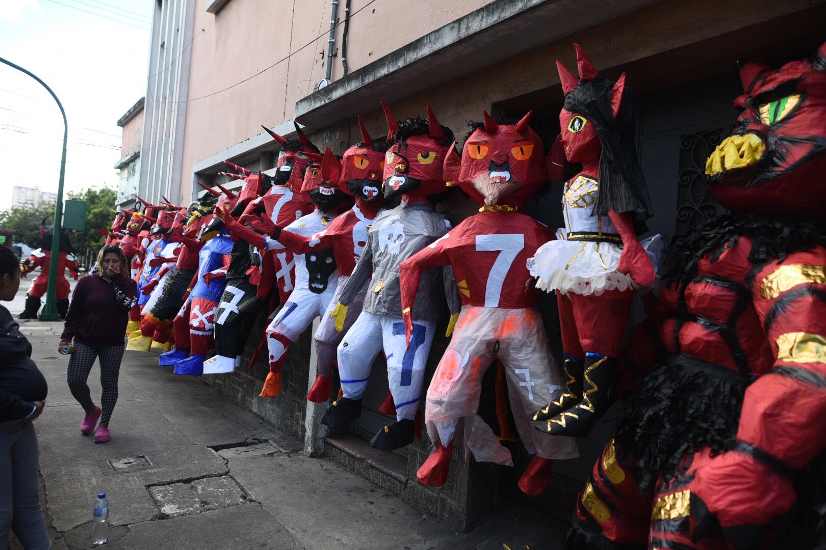 piñatas para la quema del diablo