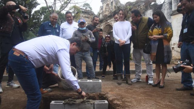 El alcalde de Antigua Guatemala, Víctor Hugo del Pozo, coloca la primera piedra donde se contruirá el parque inclusivo infantil San Sebastián. / Foto: Omar Solís