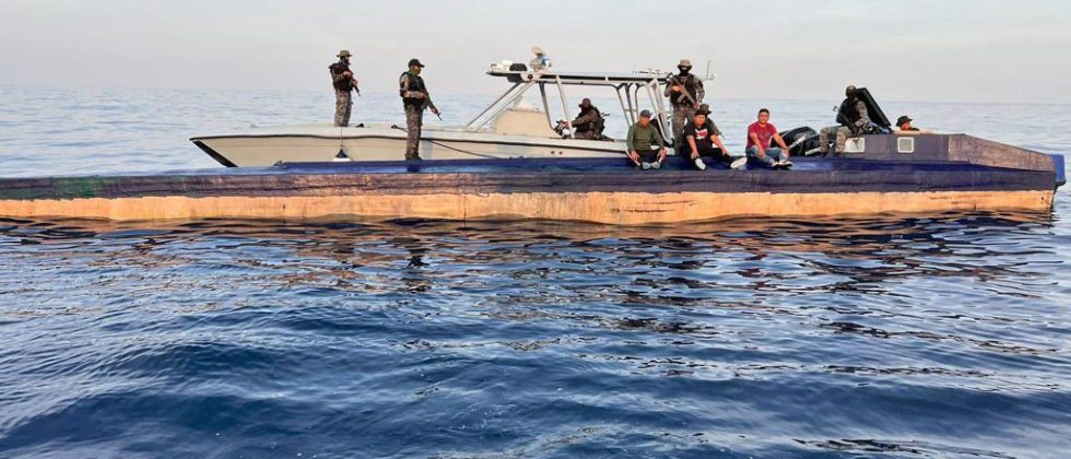 Semisumergible interceptado en el Pacífico con tres narcotraficantes. / Foto: Ejército
