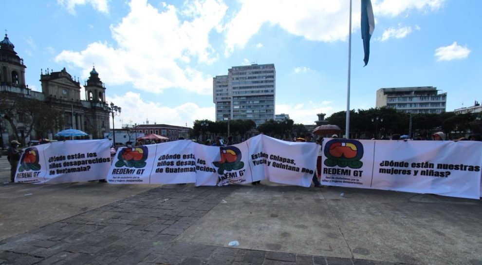 Plantón de la Red de Ciudadanos por la Niñez y Mujeres Desaparecidas - migrantes. / Foto: Rodrigo Rivera