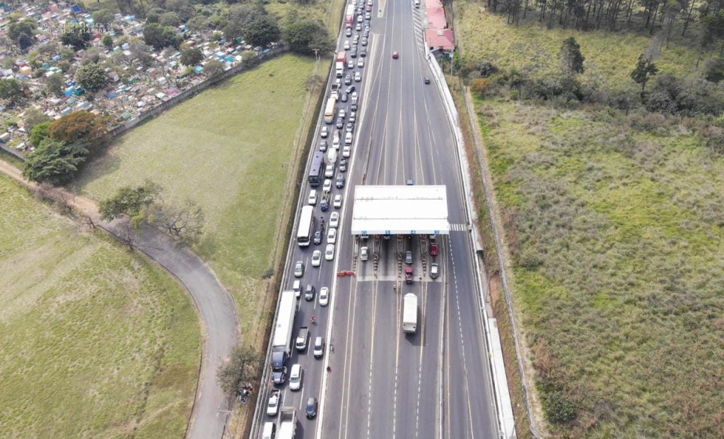 Autopista Palín-Escuintla con alta afluencia vehicular