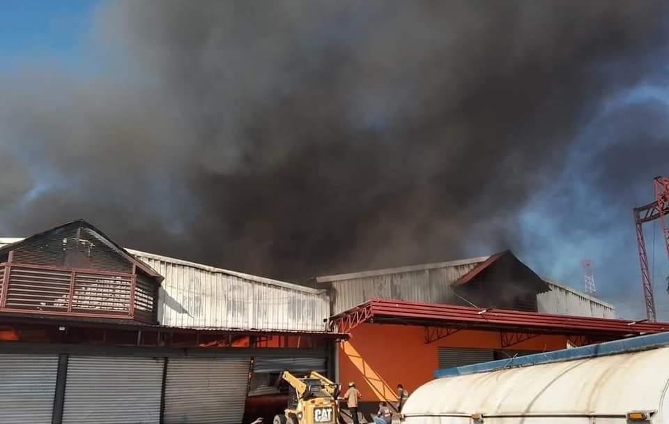 incendio en bodega de cartón en puerto Quetzal