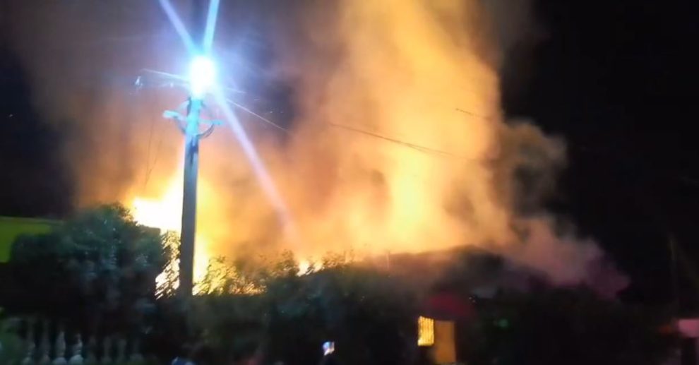 Incendio en una colonia de San Martín Zapotitlán, Retalhuleu. / Foto: Captura de pantalla