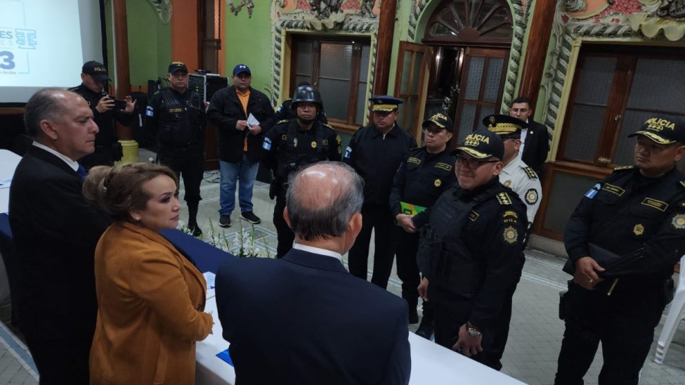 Irma Palencia, presidenta del TSE, revisa el dispositivo de seguridad. / Foto: Mingob