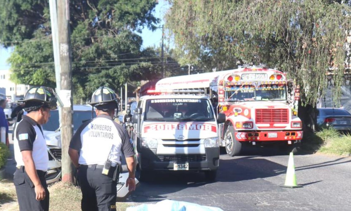 mujer muere tras caer de bus en zona 8 de Mixco