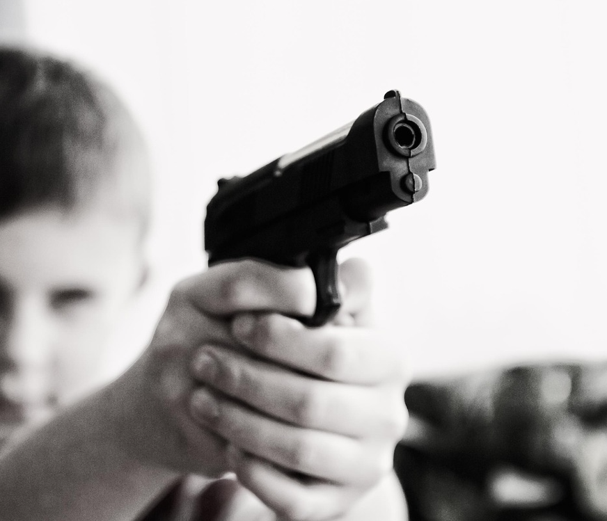 Niño con arma de fuego / Pistola / Tiroteo