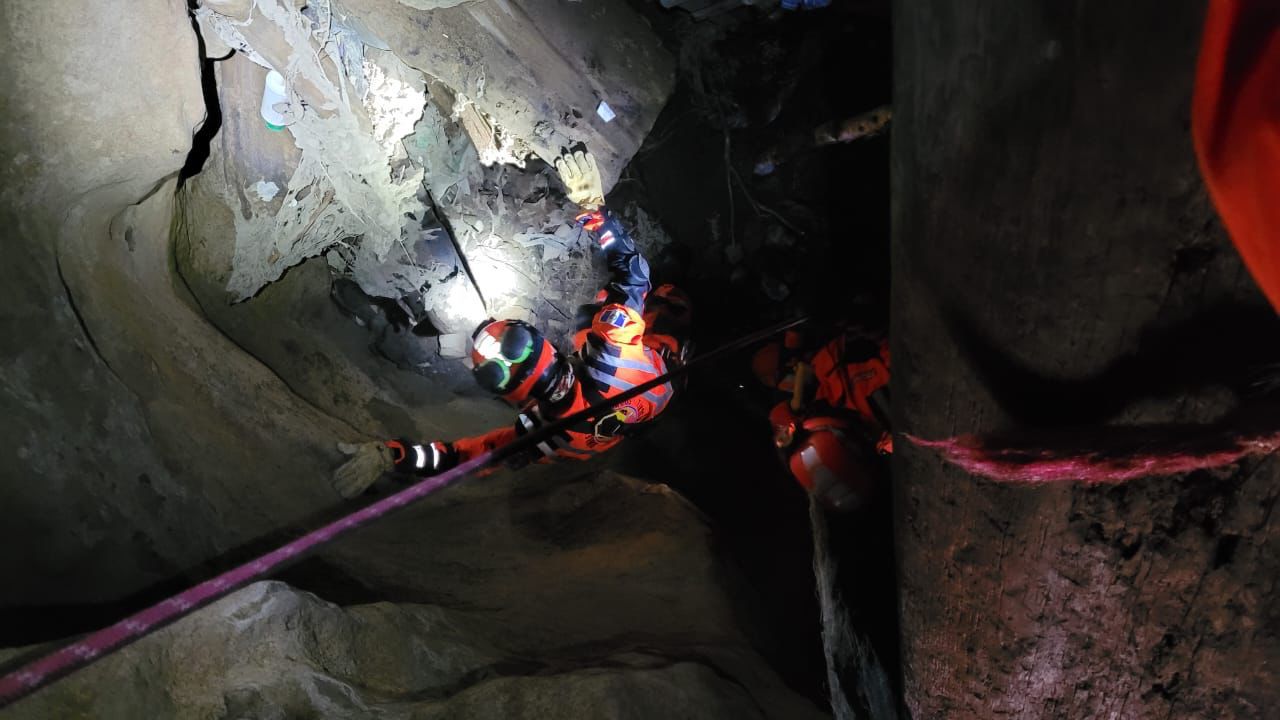 Bomberos Voluntarios rescatan el cuerpo de un vecino que ayudó a un soldado. / Foto: CVB