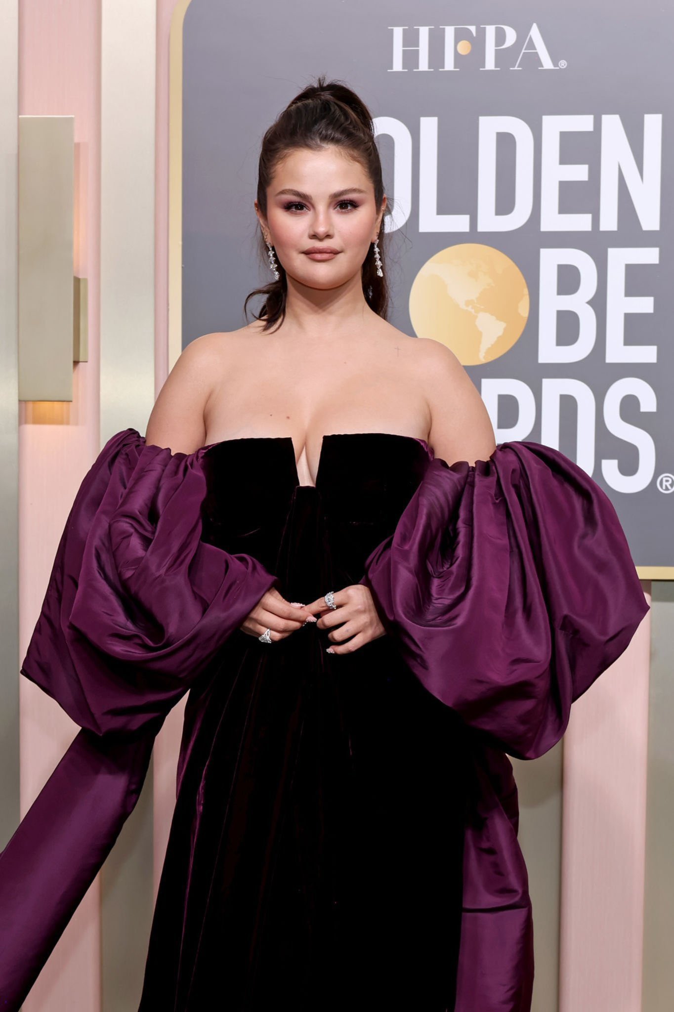 Selena Gómez y su asfixiante escote en los Golden Globes enero 2023
