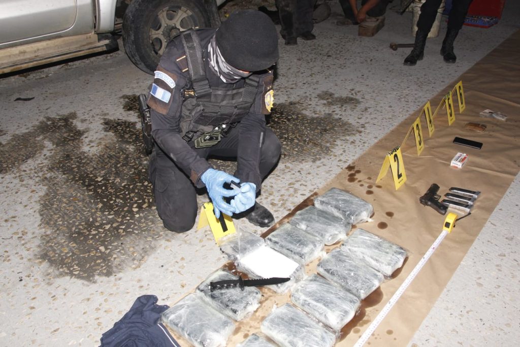 Decomisan 11 paquetes con cocaína en Petén
