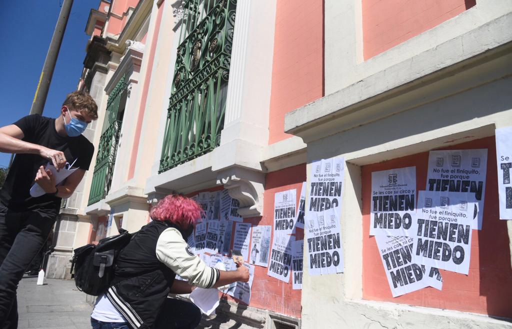 manifestación de estudiantes universitarios frente al TSE