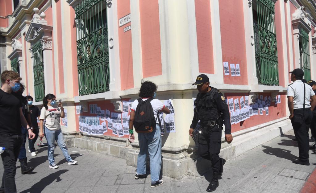 manifestación de estudiantes universitarios frente al TSE