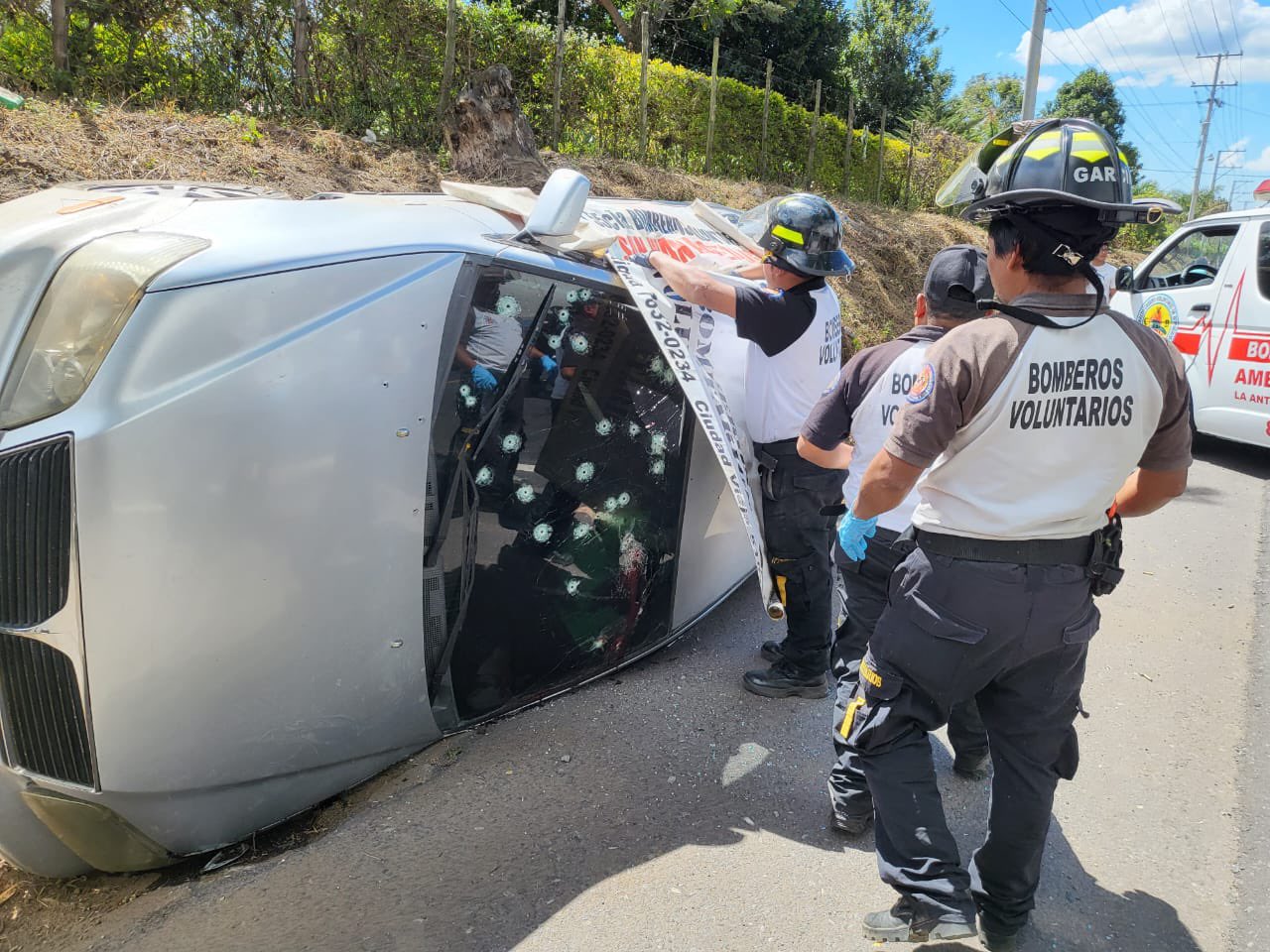 Localizan dos personas fallecidas dentro de vehículo en Alotenango