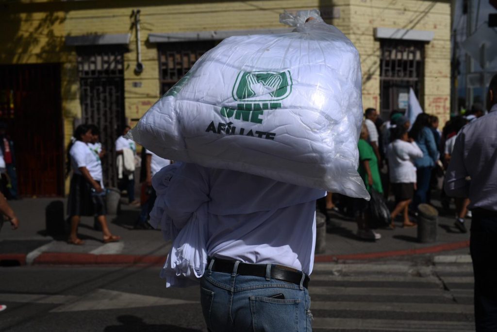 Binomio presidencial del partido UNE recibe credenciales