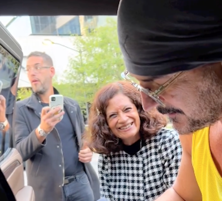 VIDEO. Ricardo Arjona hace “temblar” a fanática en Guadalajara
