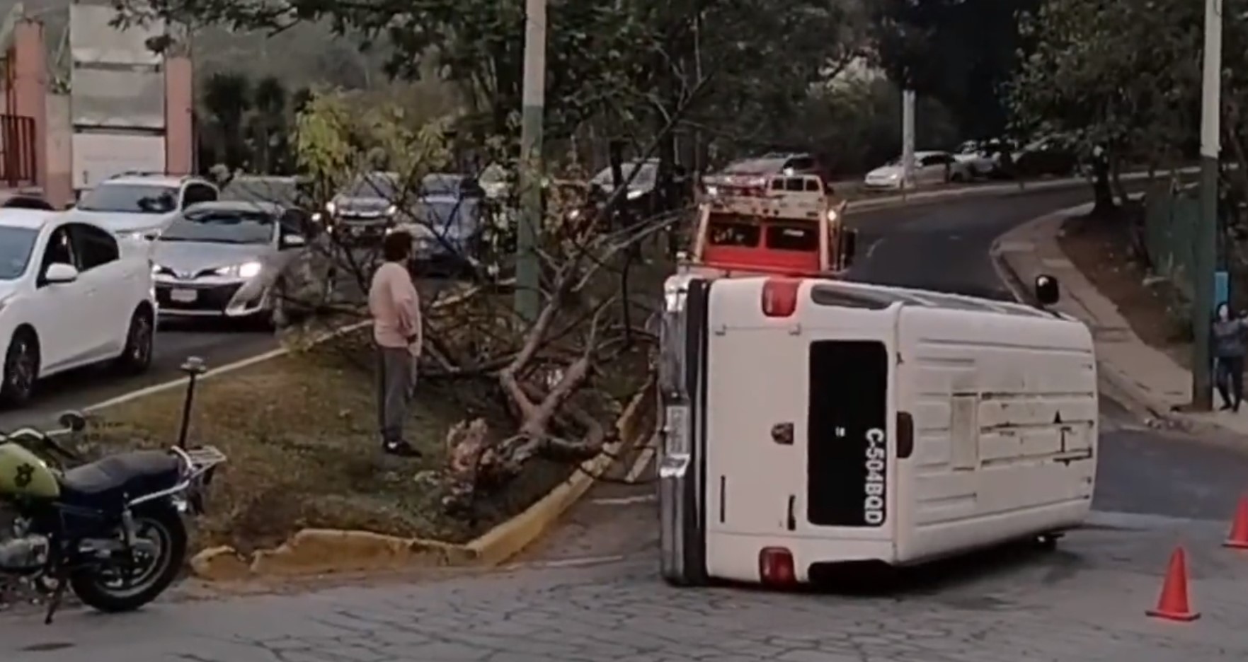 carro volcado en zona 2