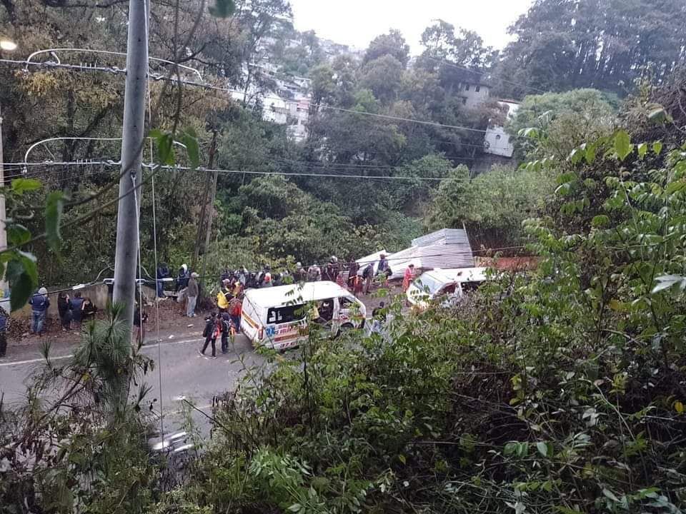 bus cae a barranco en San Juan Sacatepéquez