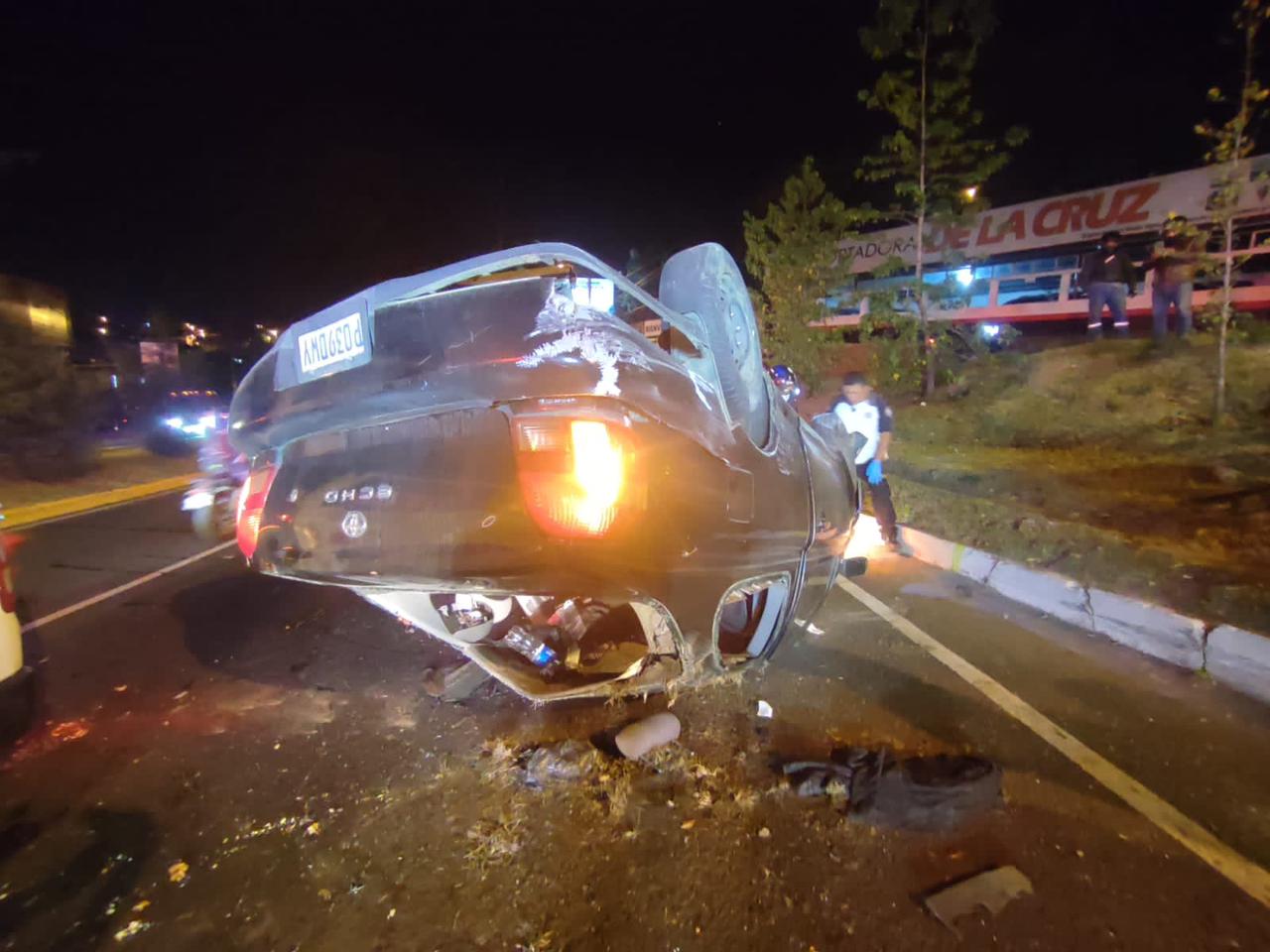 carro volcado en ruta Interamericana