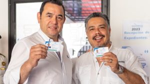 Jimmy Morales y Javier Hernández reciben credenciales