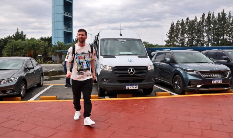 Messi llega a Argentina con un futuro incierto en PSG