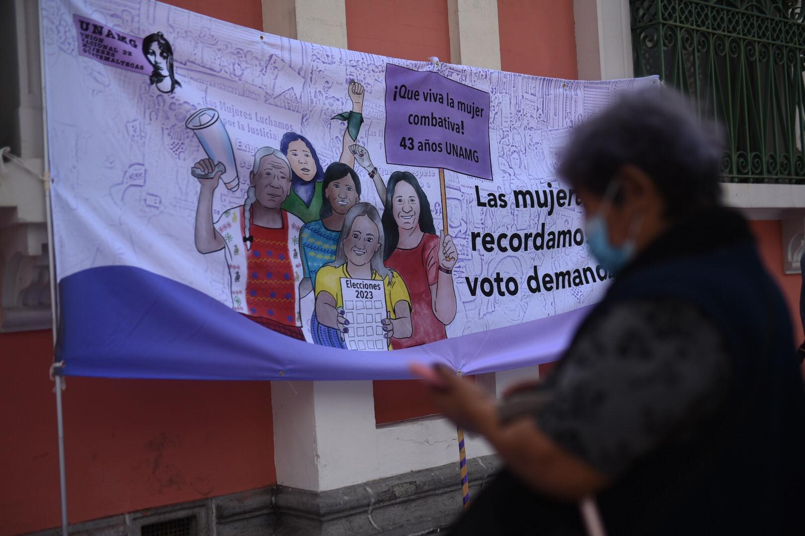 organizaciones de mujeres protestan frente al TSE