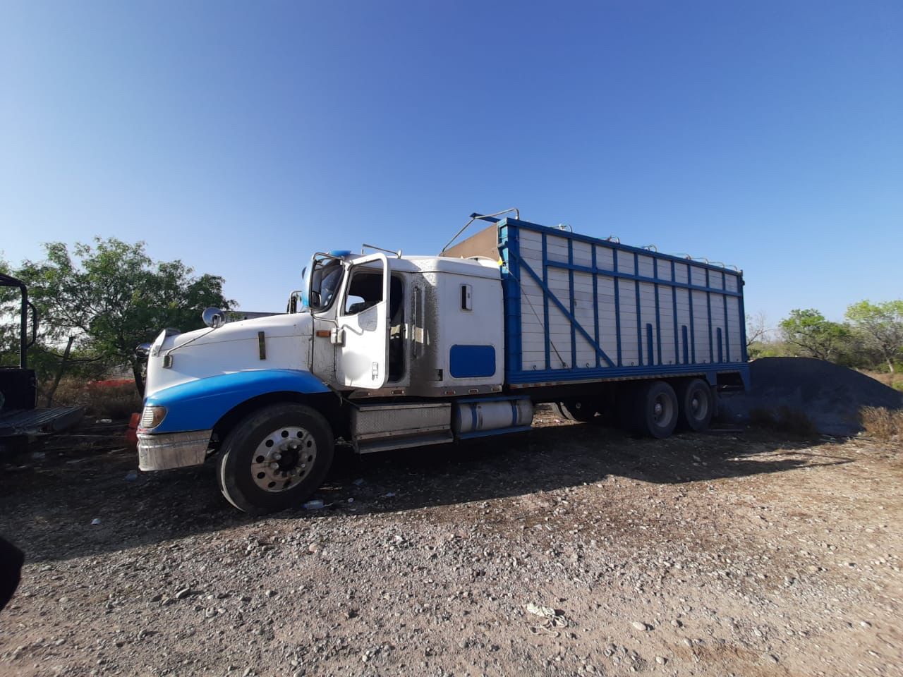 Localizan a 45 migrantes guatemaltecos dentro de camiones en México