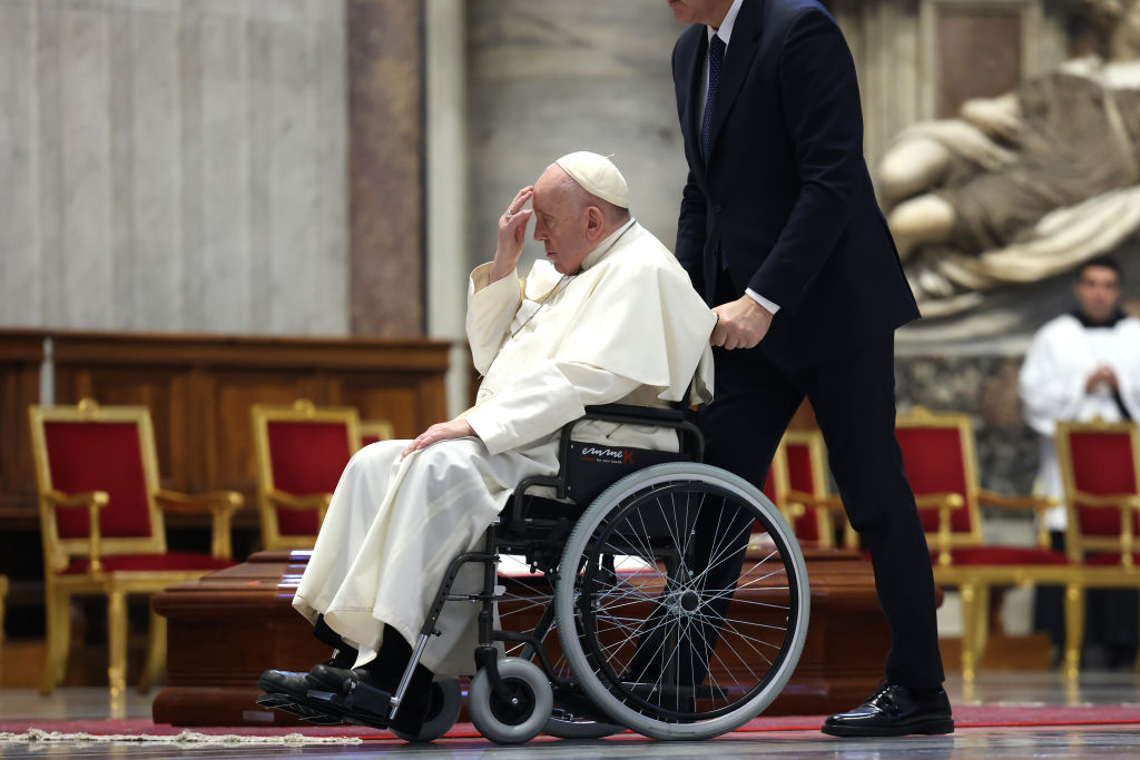 Papa Francisco en silla de ruedas