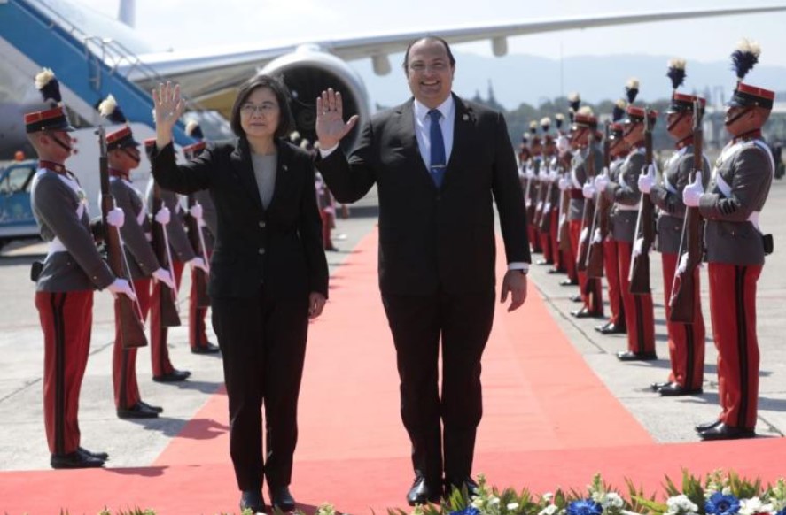 Presidenta de Taiwán es recibida con honores en Guatemala
