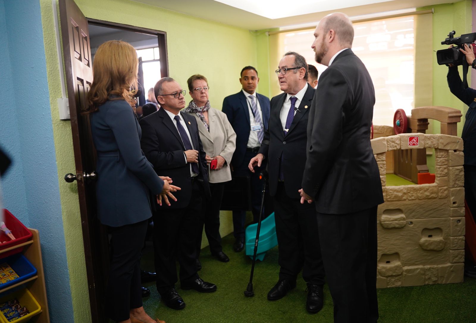 Embajador de EE. UU. y Giammattei visitan Oficina de AtenciÃ³n a la VÃ­ctima