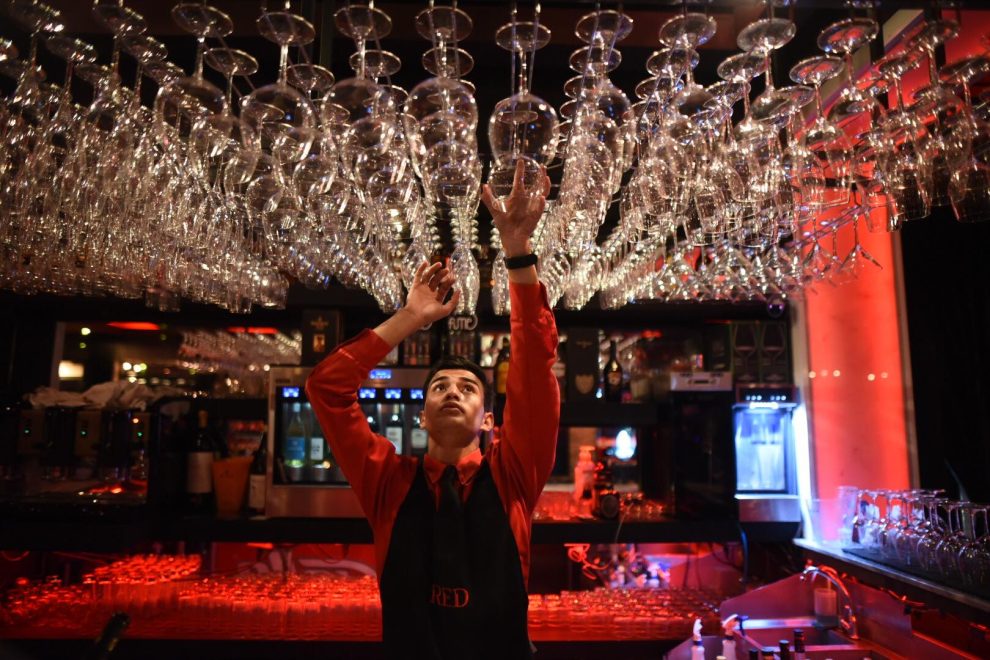 Celebran el primer aniversario de Red Wine Bar