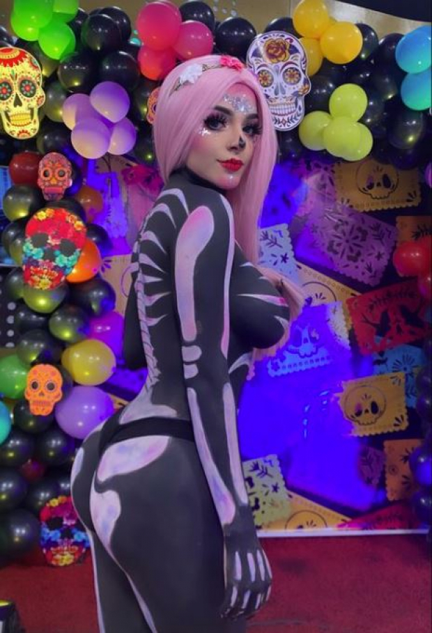 Karely Ruiz Muestra Su Figura En Todo Su Esplendor Con Brillante Body Paint